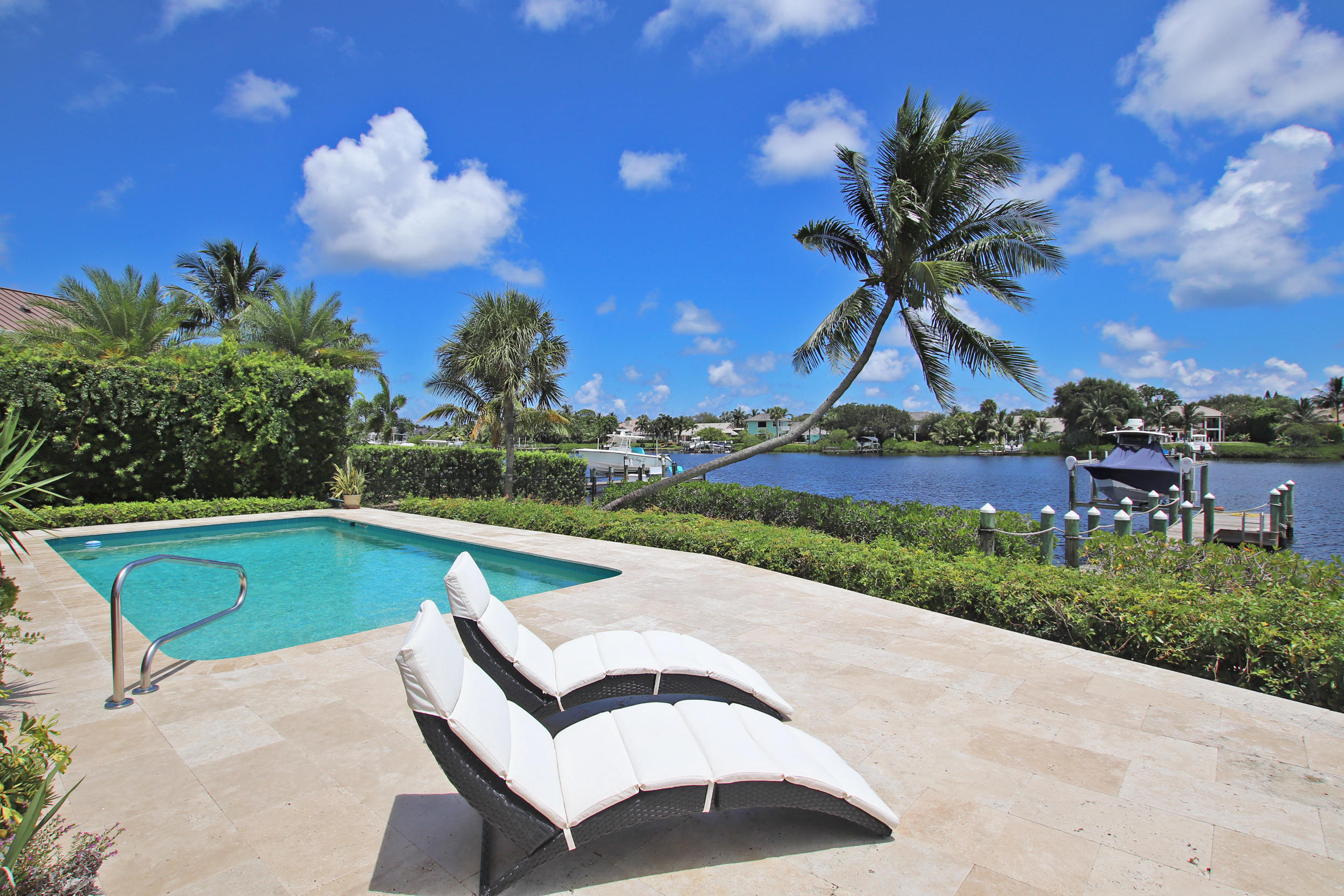 23 Saddleback Road Tequesta, FL 33469 - Photo 3 of 29 Pool & pool deck