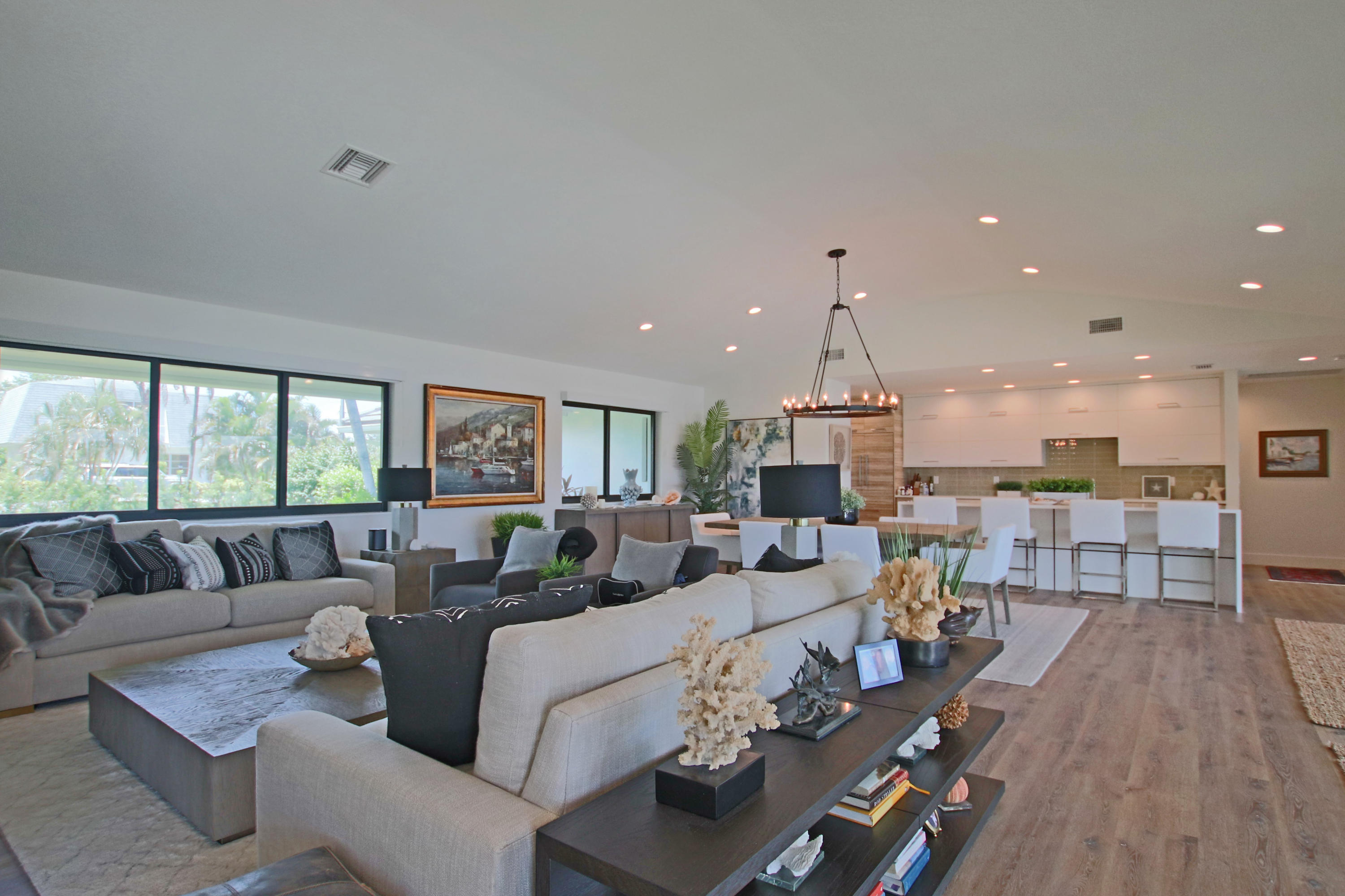 23 Saddleback Road Tequesta, FL 33469 - Photo 6 of 29 Living Room