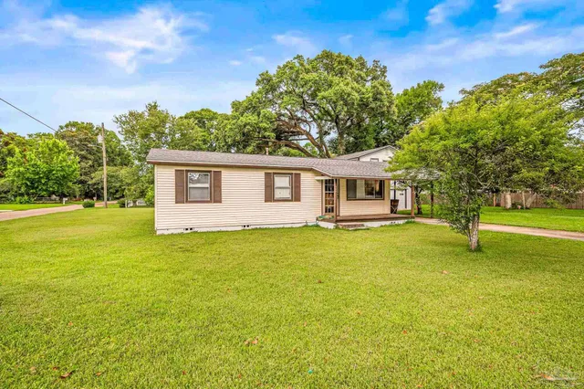 a view of a house with a backyard