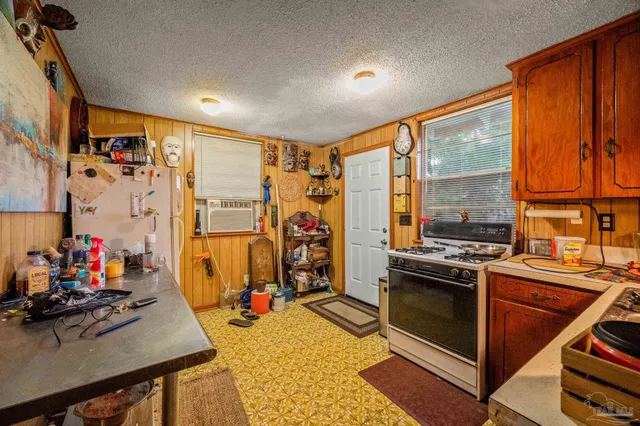 a view of a house with backyard