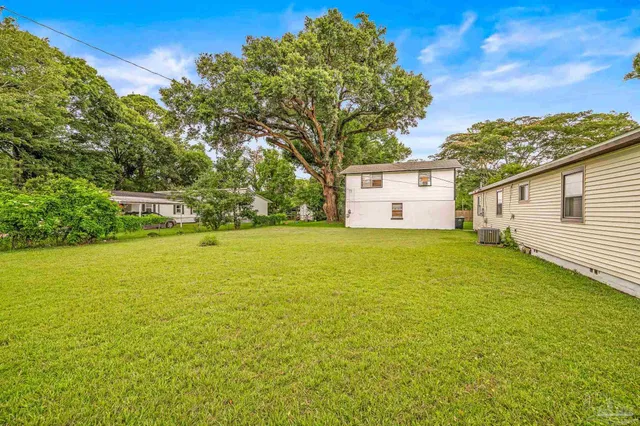 a view of a house with a yard