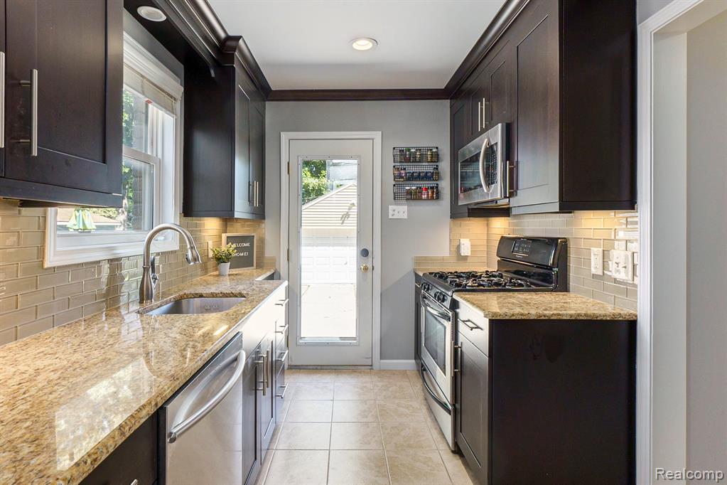 1642 Hampton Road Grosse Pointe Woods, MI 48236 - Photo 5 of 28