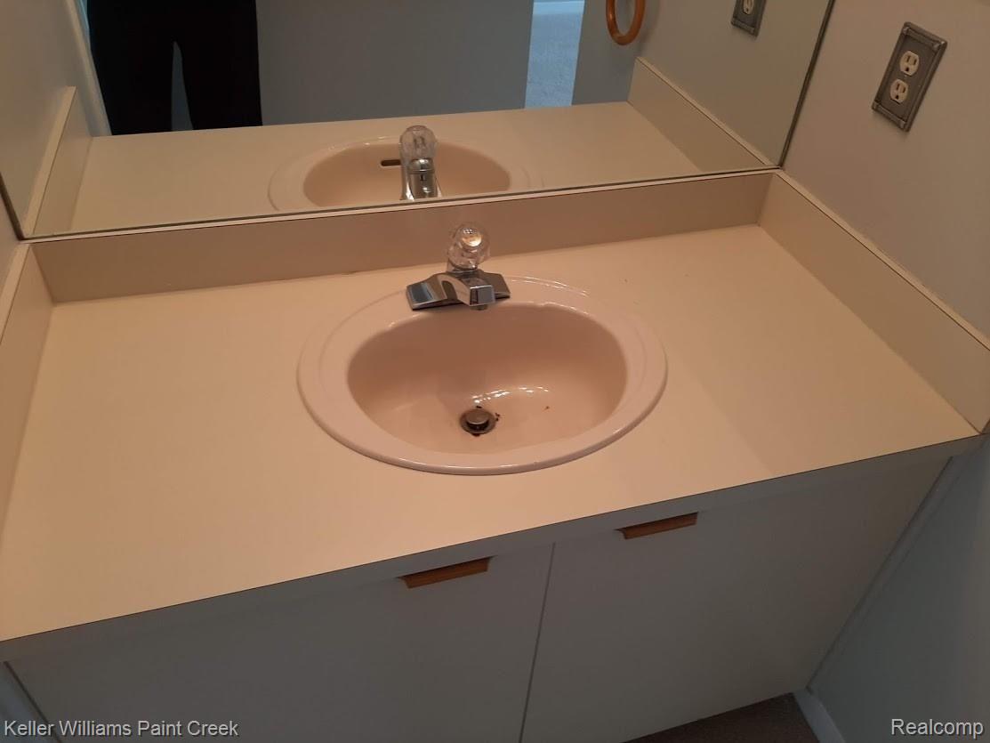 573 Victoria Court Rochester, MI 48307 - Photo 18 of 24 Bath 4.jpg