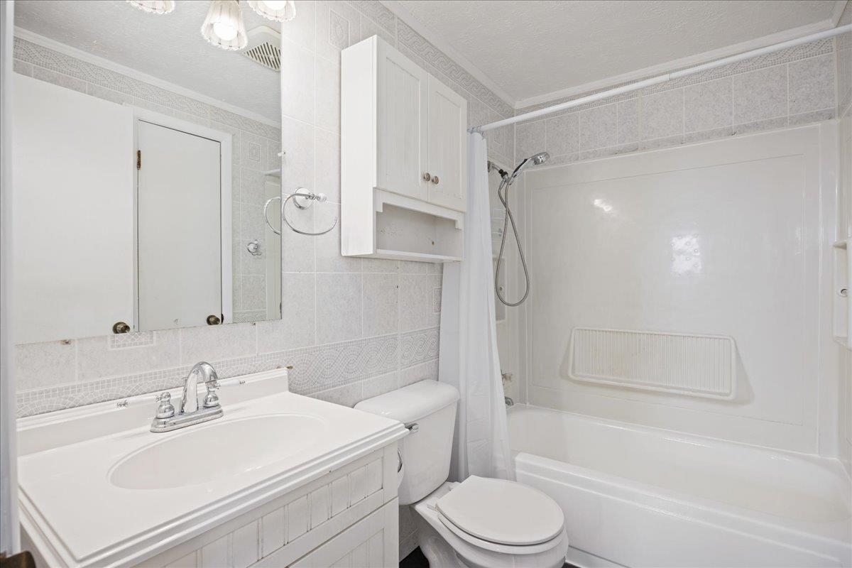 1257 Lacey Spring Road Harrisonburg, VA 22802 - Photo 17 of 30 Full Bath with Closet