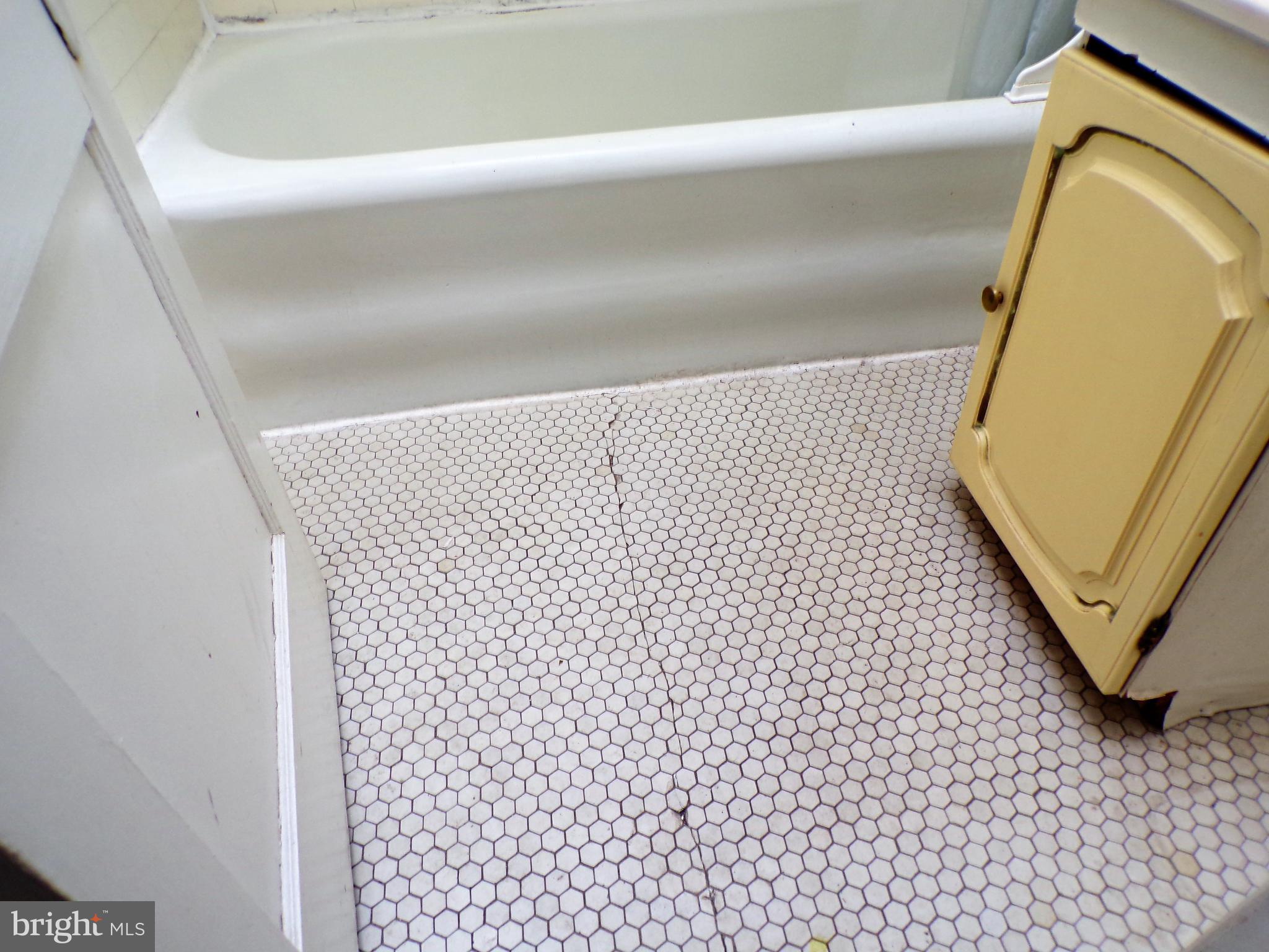 31 Sunshine Road Upper Darby, PA 19082 - Photo 14 of 22 Cracked tile.