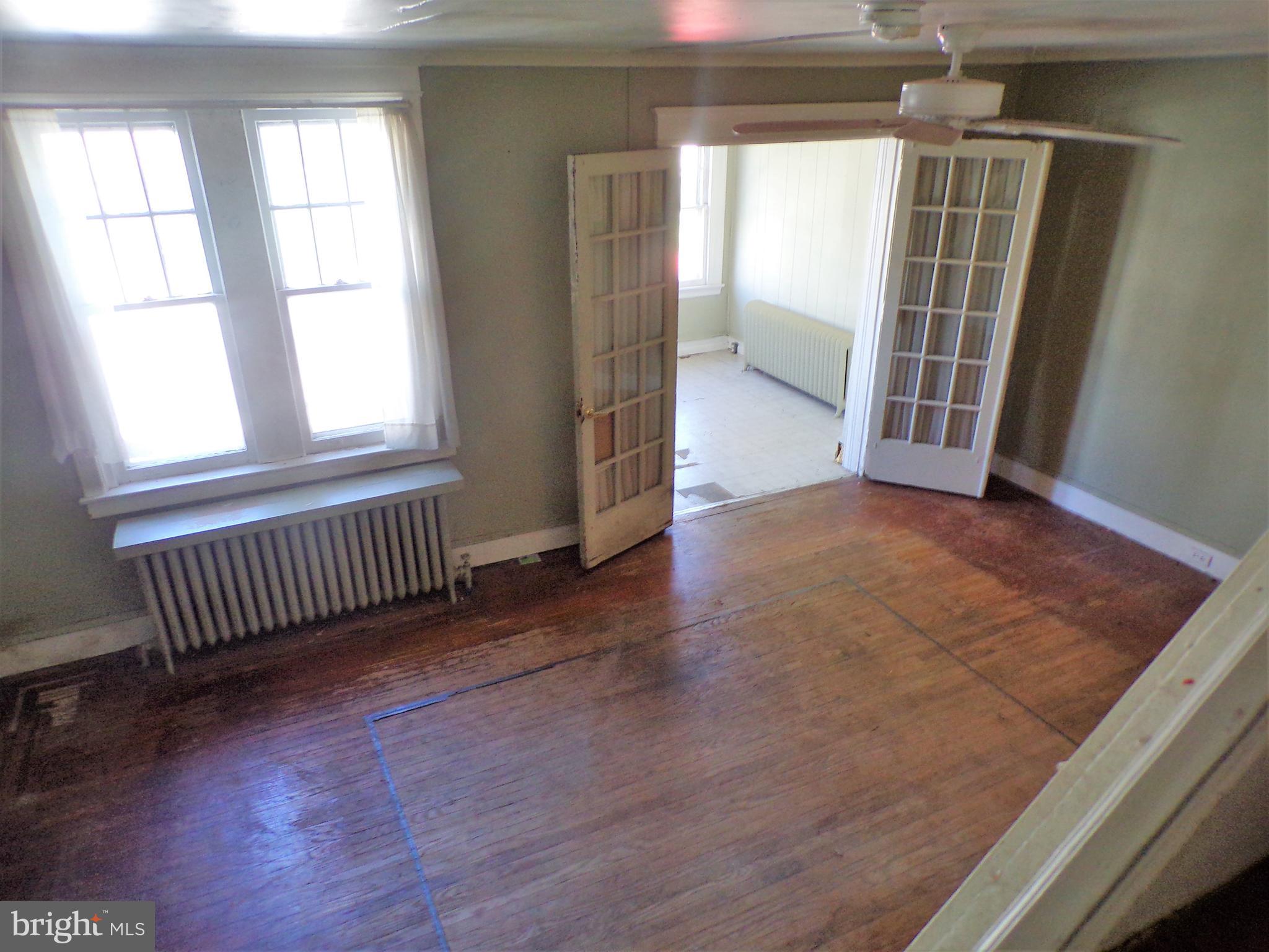 31 Sunshine Road Upper Darby, PA 19082 - Photo 19 of 22 Living room.