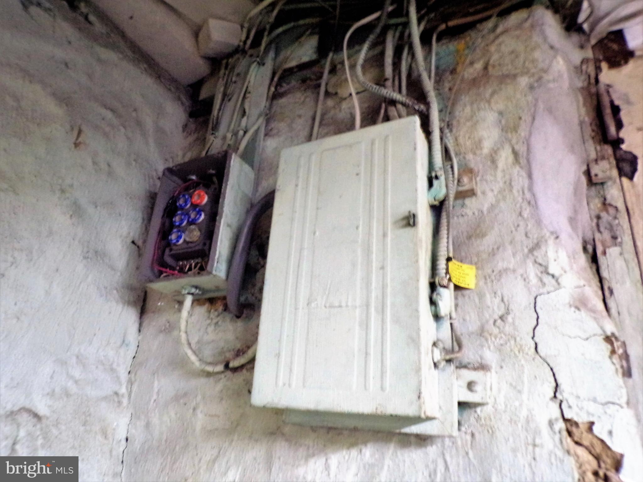 31 Sunshine Road Upper Darby, PA 19082 - Photo 9 of 22 Fuses - needs upgrade