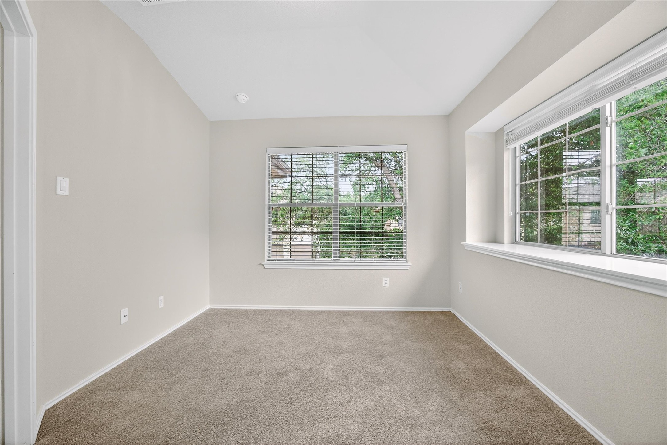 1310 West Parmer Lane, Unit 601 Austin, TX 78727 - Photo 21 of 40 an empty room with windows