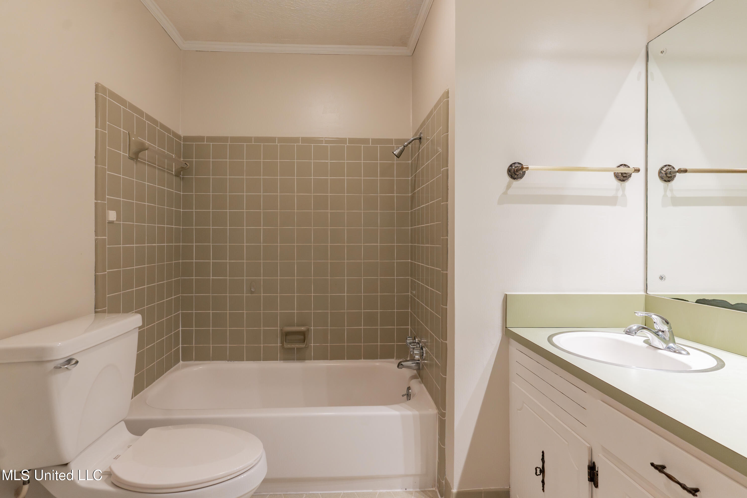 504 Hampton Street Clinton, MS 39056 - Photo 54 of 69 61-HallBathroom