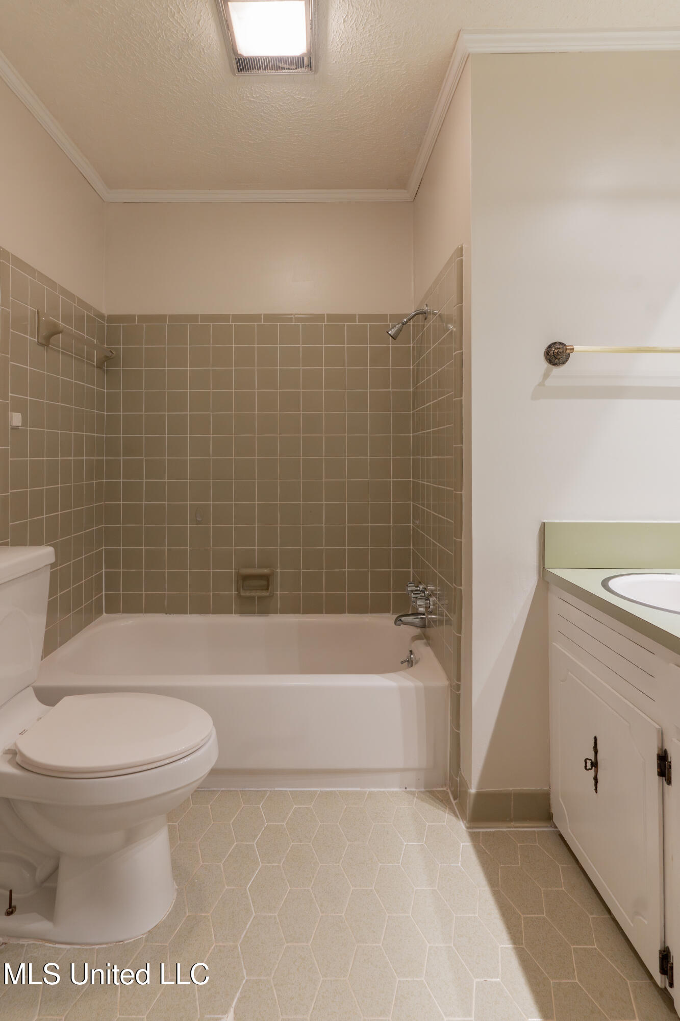 504 Hampton Street Clinton, MS 39056 - Photo 55 of 69 62-HallBathroom