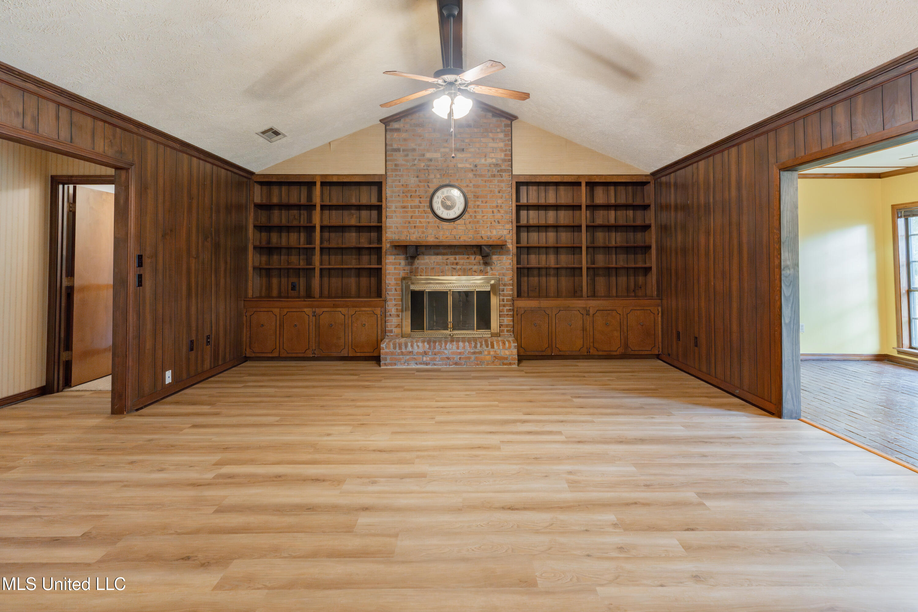 504 Hampton Street Clinton, MS 39056 - Photo 9 of 69 14-LivingRoom