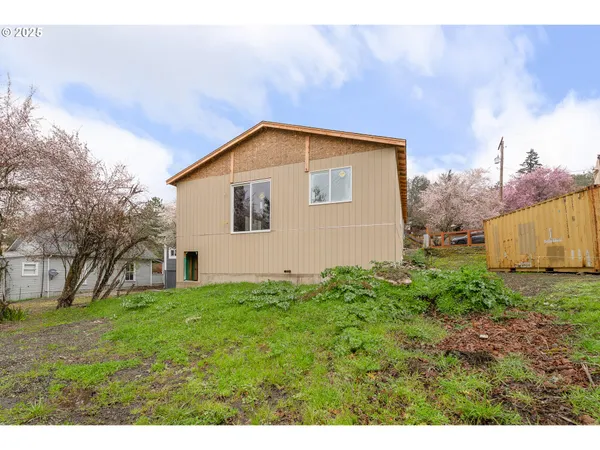 a view of a house with backyard