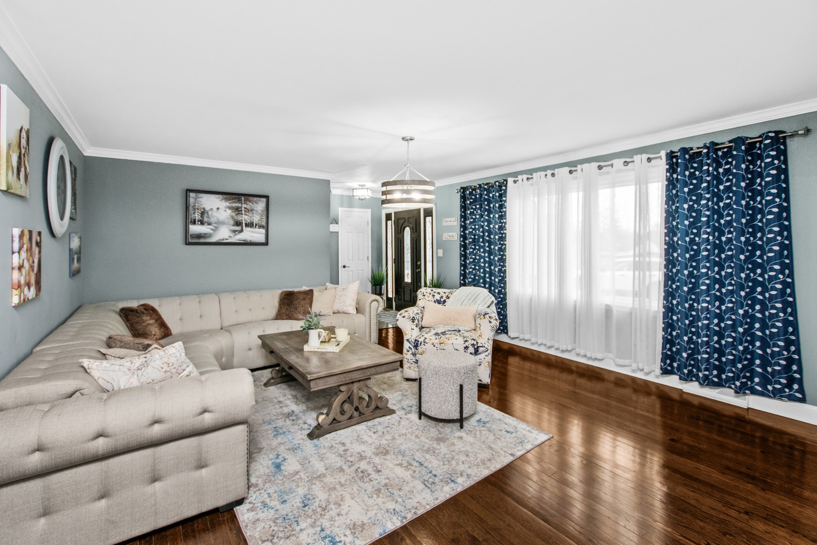 715 South Naperville Road Wheaton, IL 60189 - Photo 4 of 34 a living room with furniture
