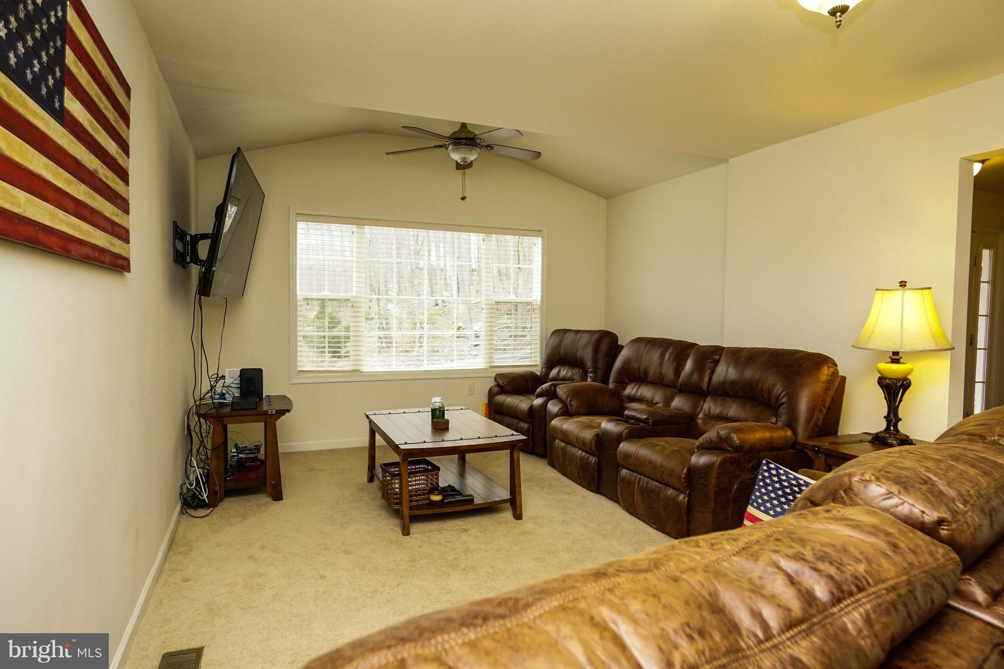 930 Wild Turkey Road Harpers Ferry, WV 25425 - Photo 5 of 26 Living Room