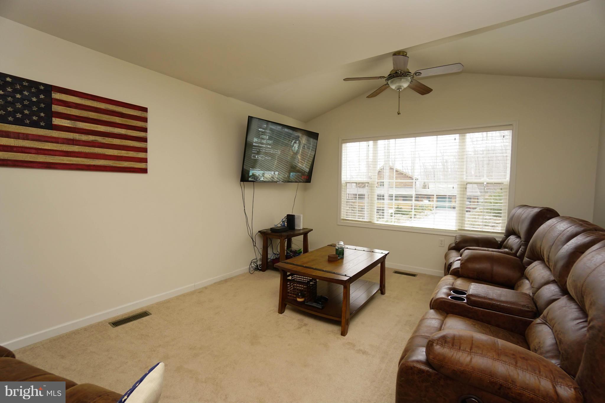 930 Wild Turkey Road Harpers Ferry, WV 25425 - Photo 6 of 26 Living Room