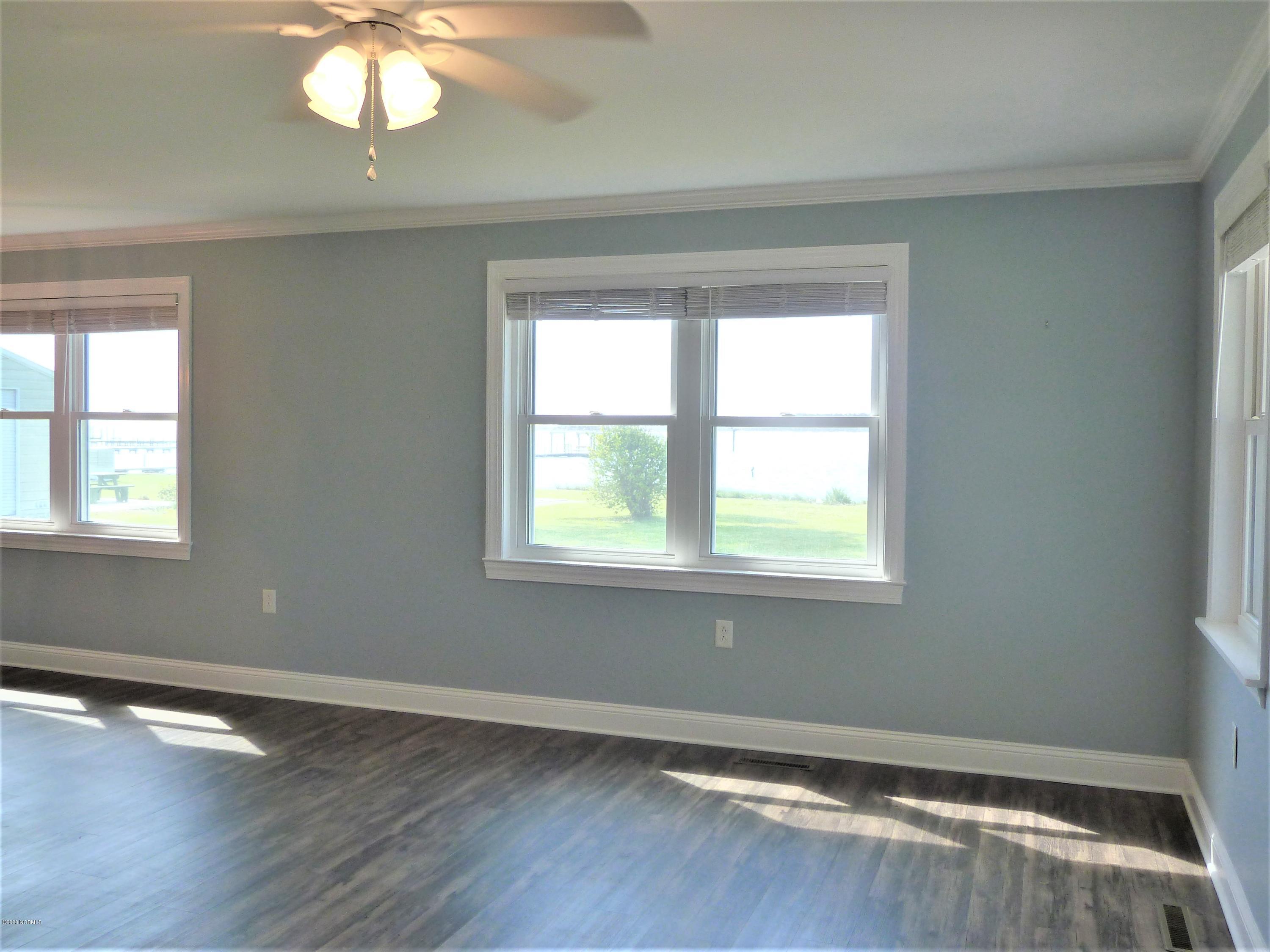 335 Sleepy Point Road Gloucester, NC 28528 - Photo 7 of 40 Living room