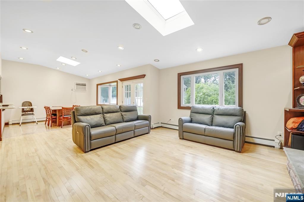 99 Lambert Place Paramus, NJ 07652 - Photo 12 of 25