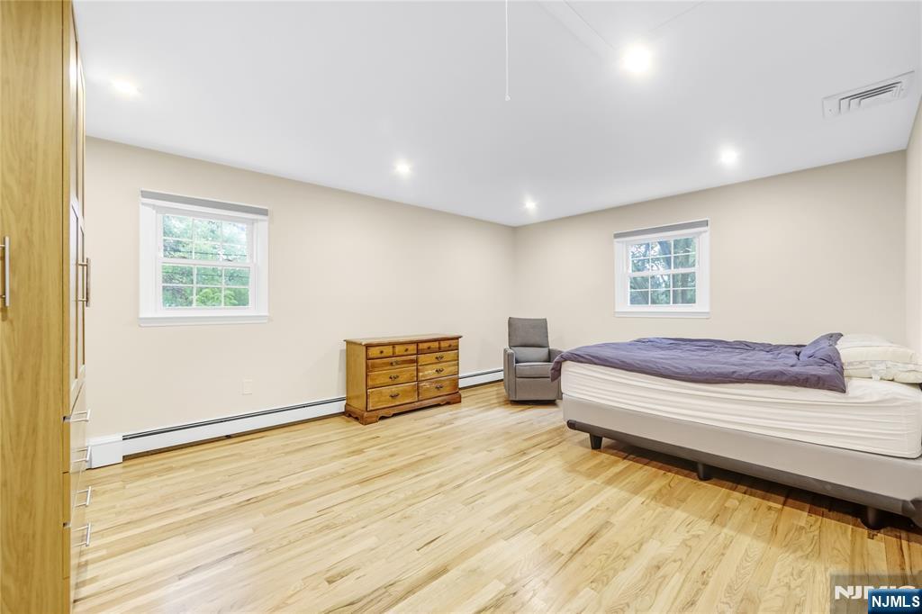 99 Lambert Place Paramus, NJ 07652 - Photo 18 of 25