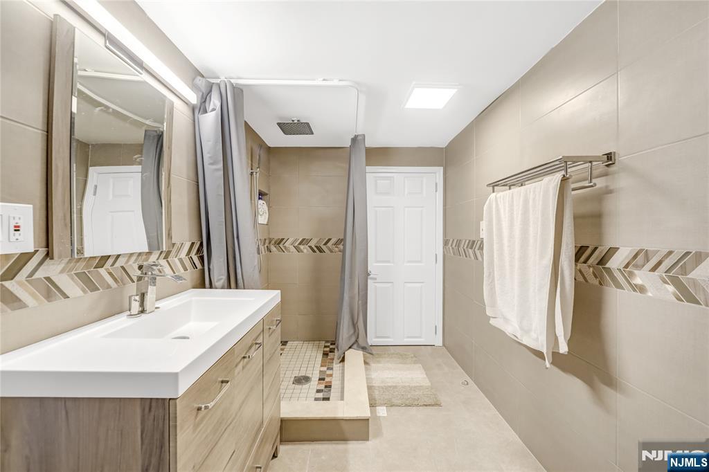 99 Lambert Place Paramus, NJ 07652 - Photo 23 of 25