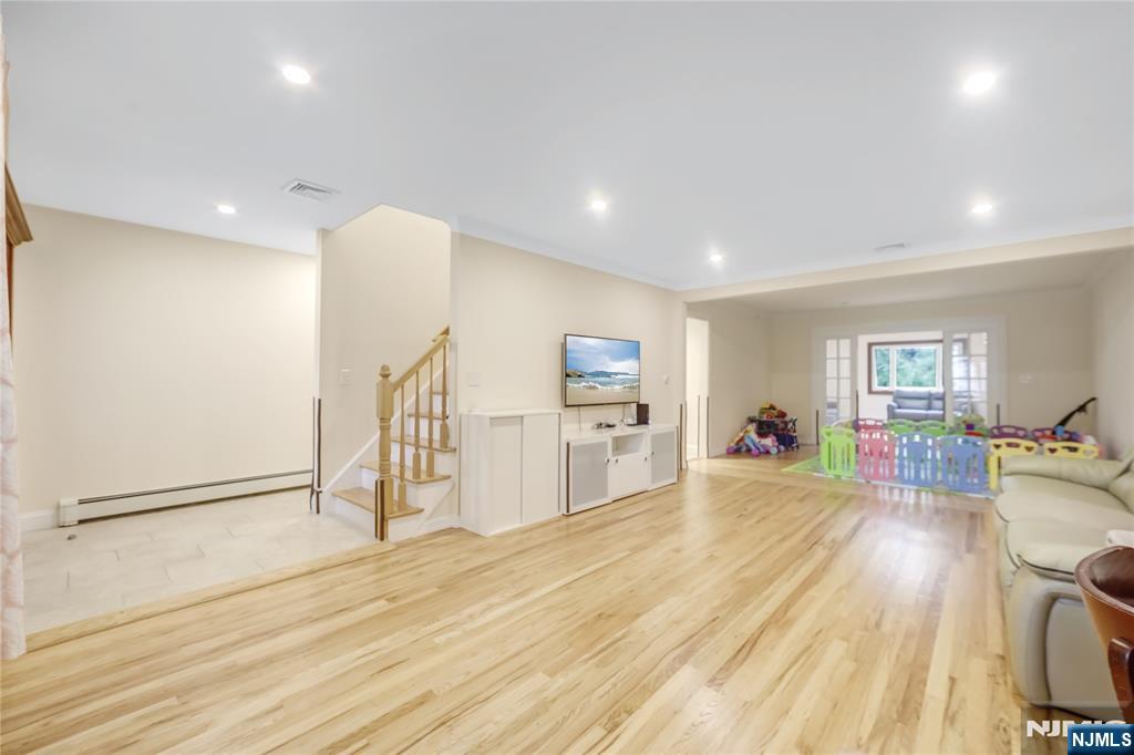 99 Lambert Place Paramus, NJ 07652 - Photo 5 of 25
