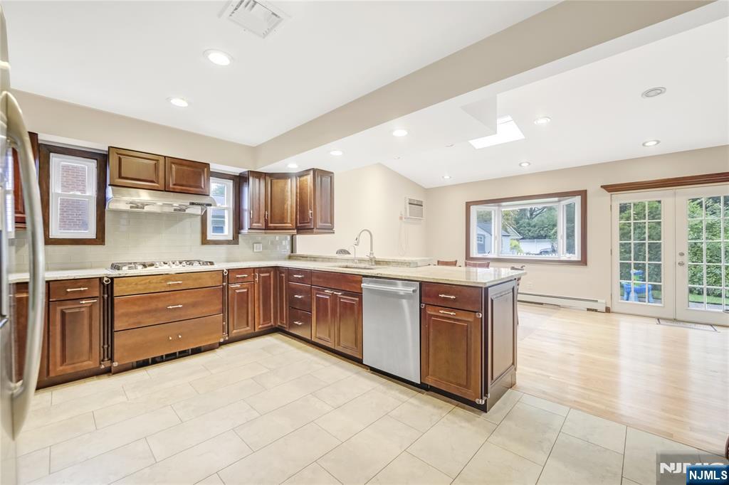 99 Lambert Place Paramus, NJ 07652 - Photo 9 of 25