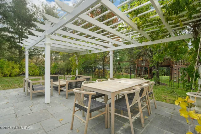 $8,480,000 | 33 Highland Farm Road, Greenwich, CT 06831