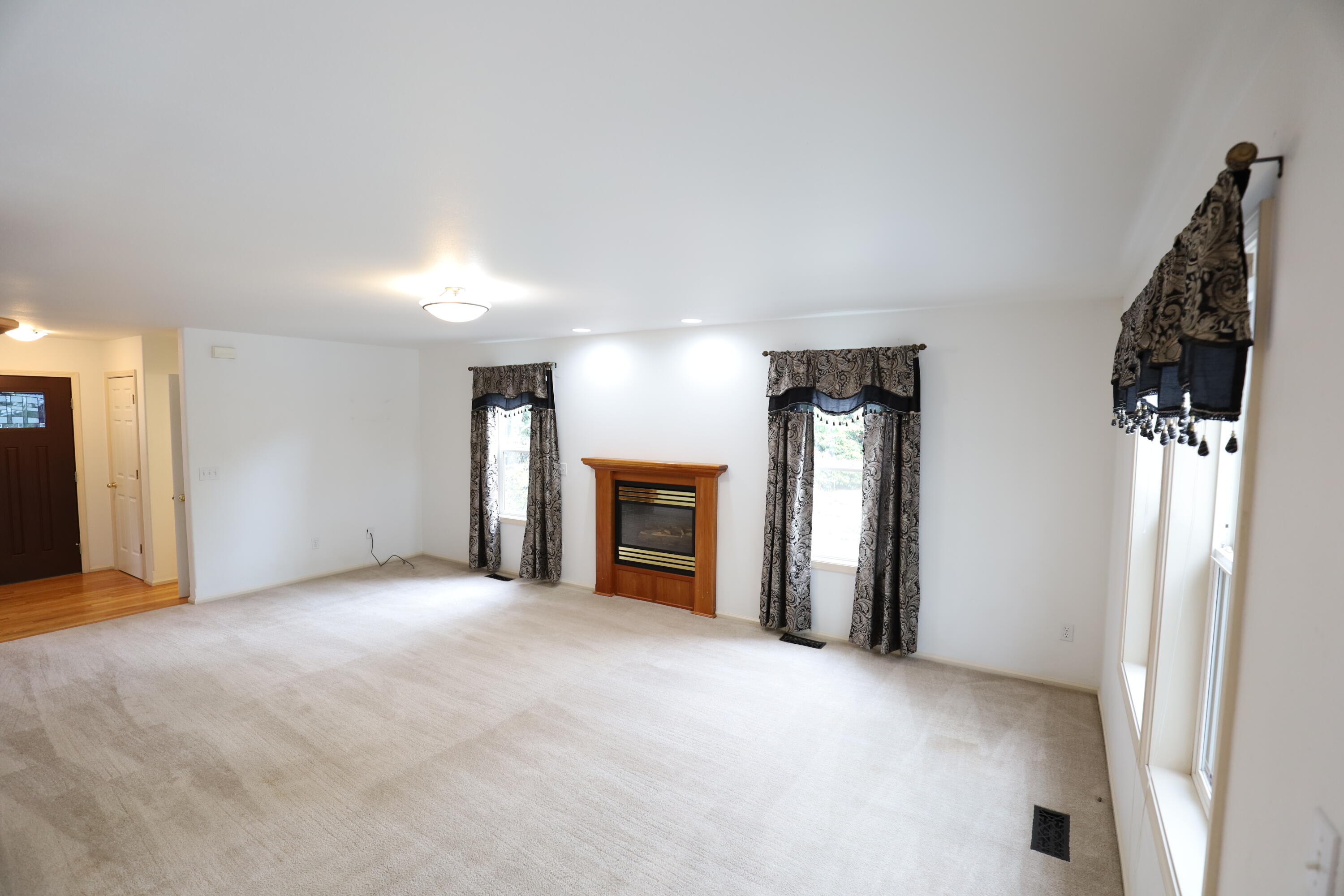 136 Lucas Court Eagle Point, OR 97524 - Photo 12 of 18 Living Room