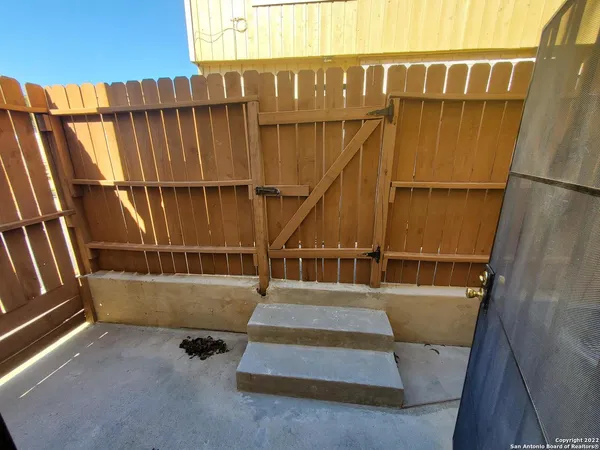 $1,095 | 911 Y Vance Jackson Road, San Antonio, TX 78201