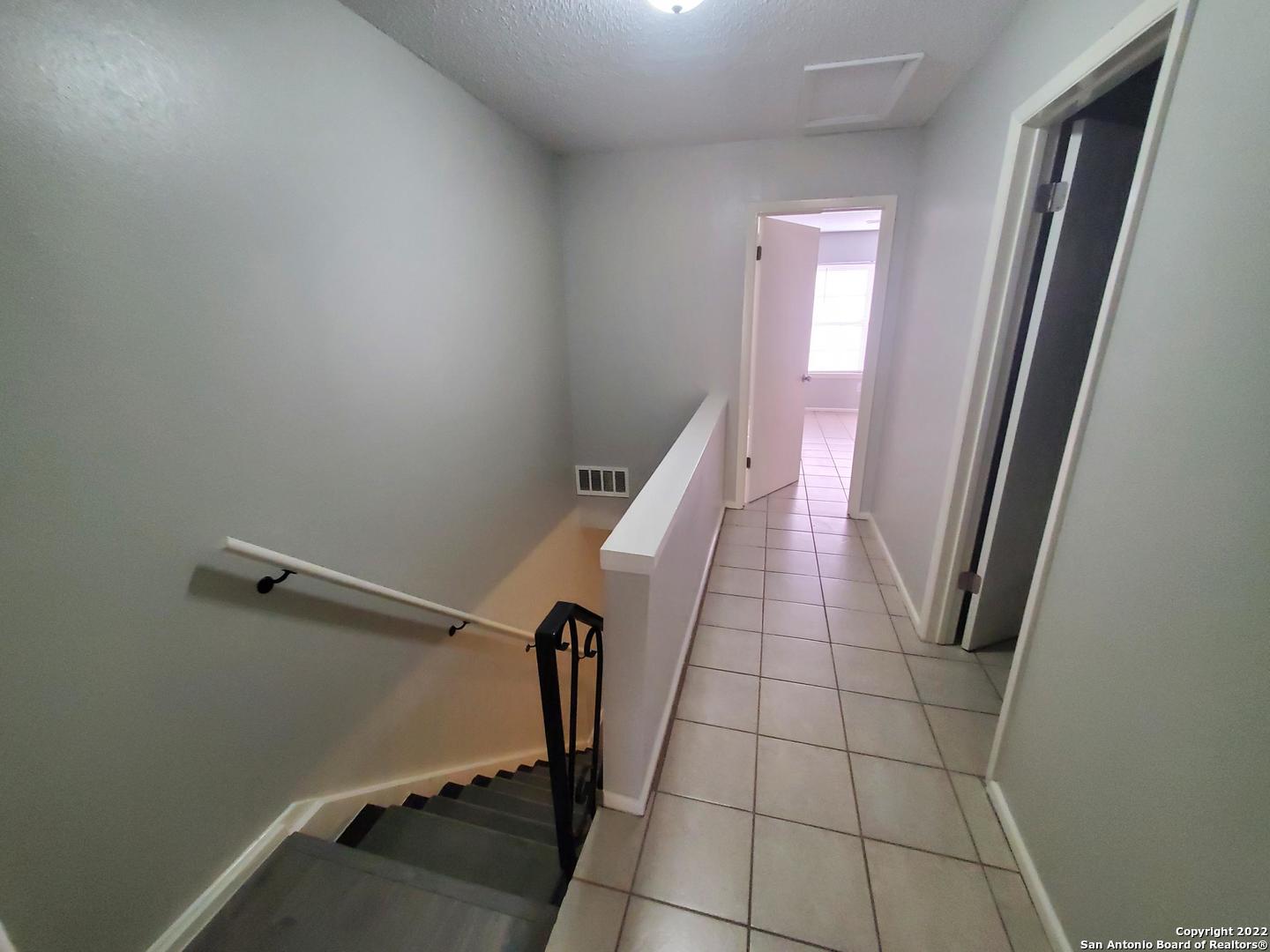 911 Y Vance Jackson Road San Antonio, TX 78201 - Photo 7 of 18 a view of a livingroom with an empty space and a window