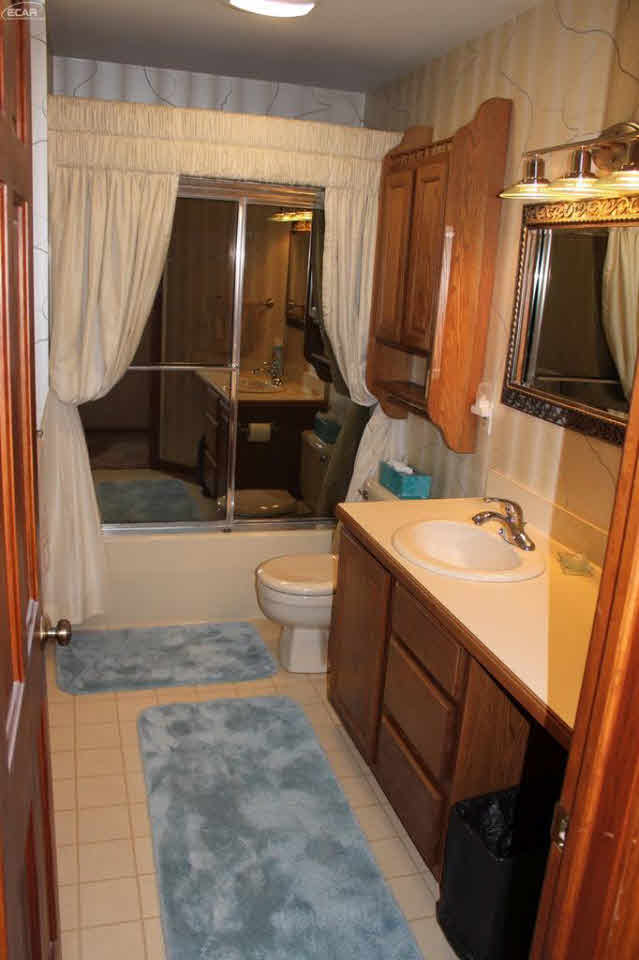 1030 North Linden Road Flint, MI 48532 - Photo 26 of 57 21304686-25.JPG