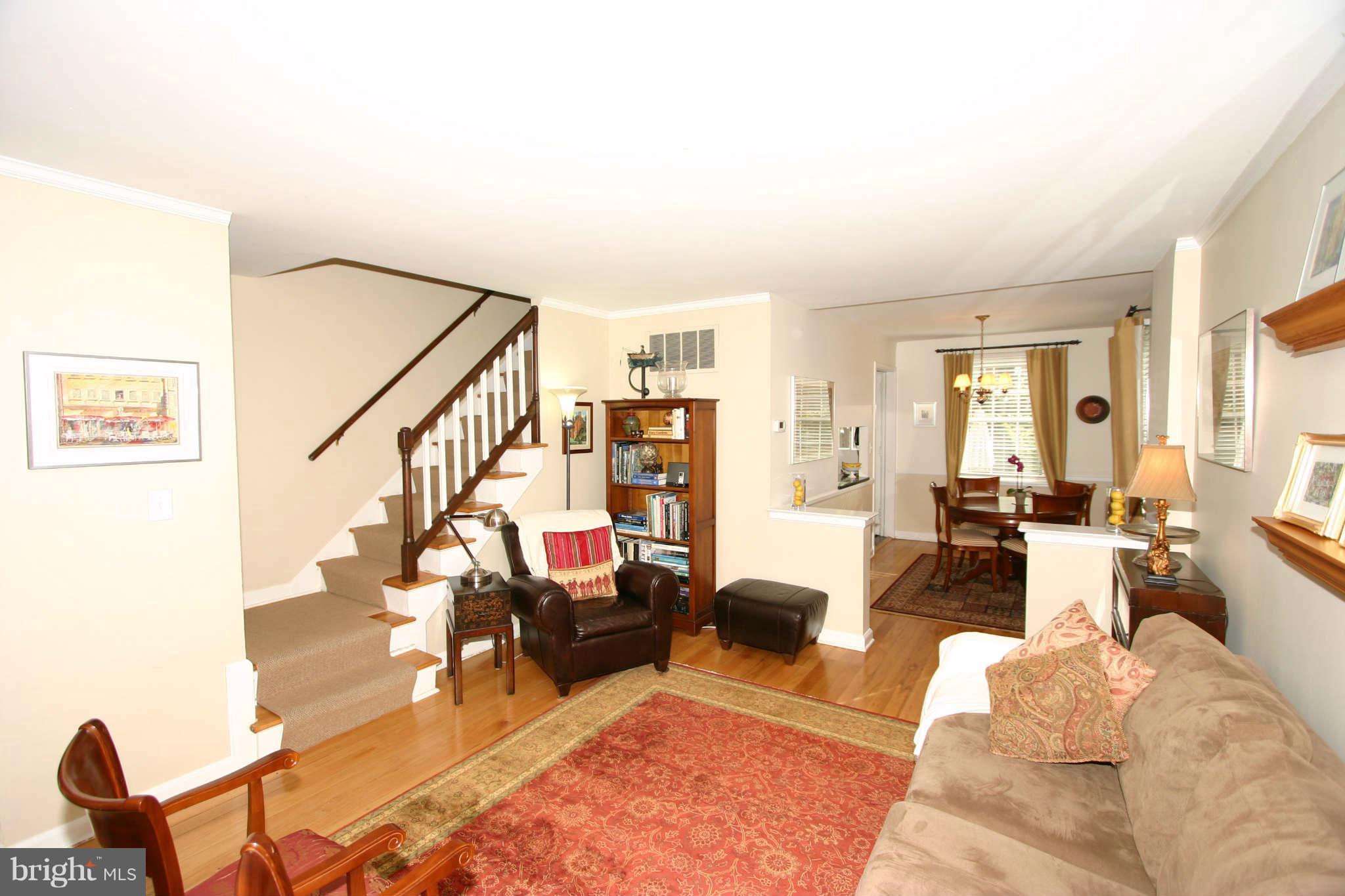 4237 32nd Road South Arlington, VA 22206 - Photo 3 of 30 Living Room