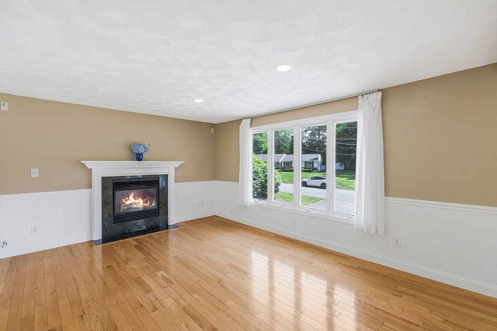 14 Raymond Road Chelmsford, MA 01824 - Photo 2 of 35