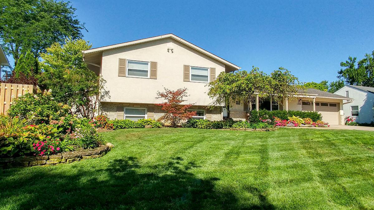 3069 Carisbrook Road Upper Arlington, OH 43221 - Photo 1 of 32