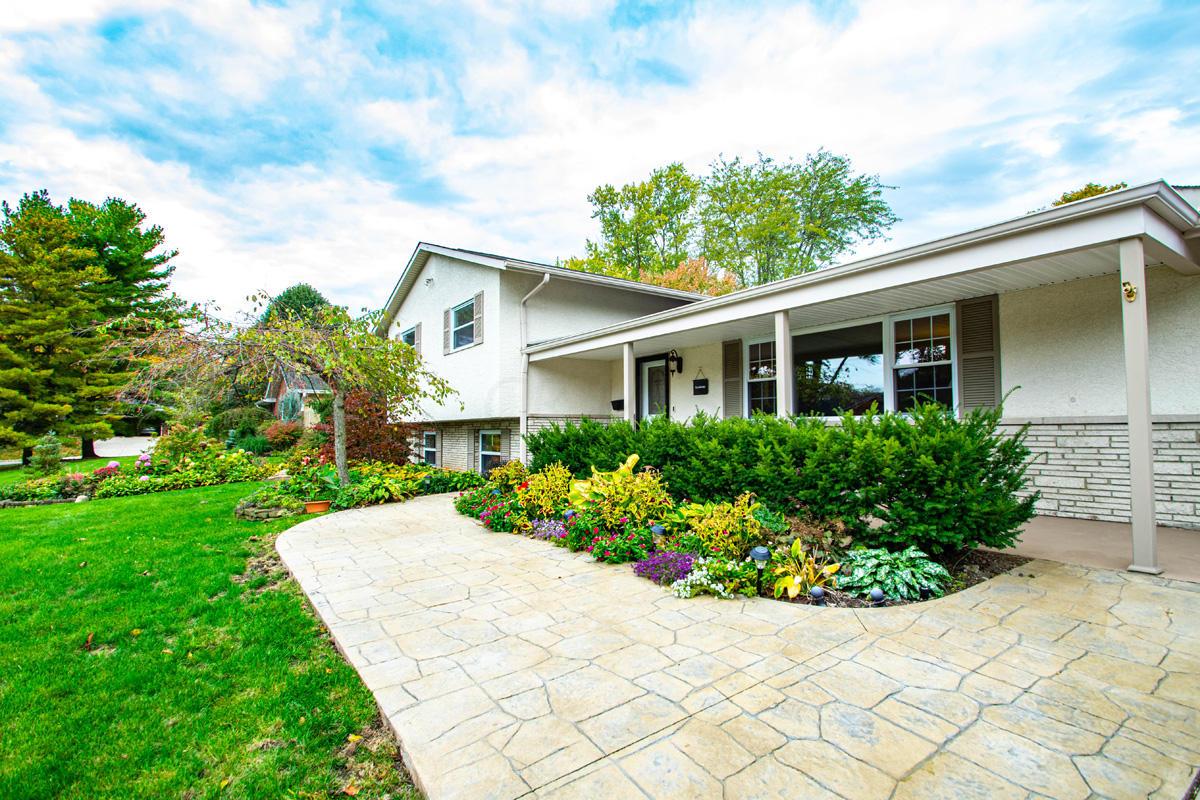 3069 Carisbrook Road Upper Arlington, OH 43221 - Photo 2 of 32