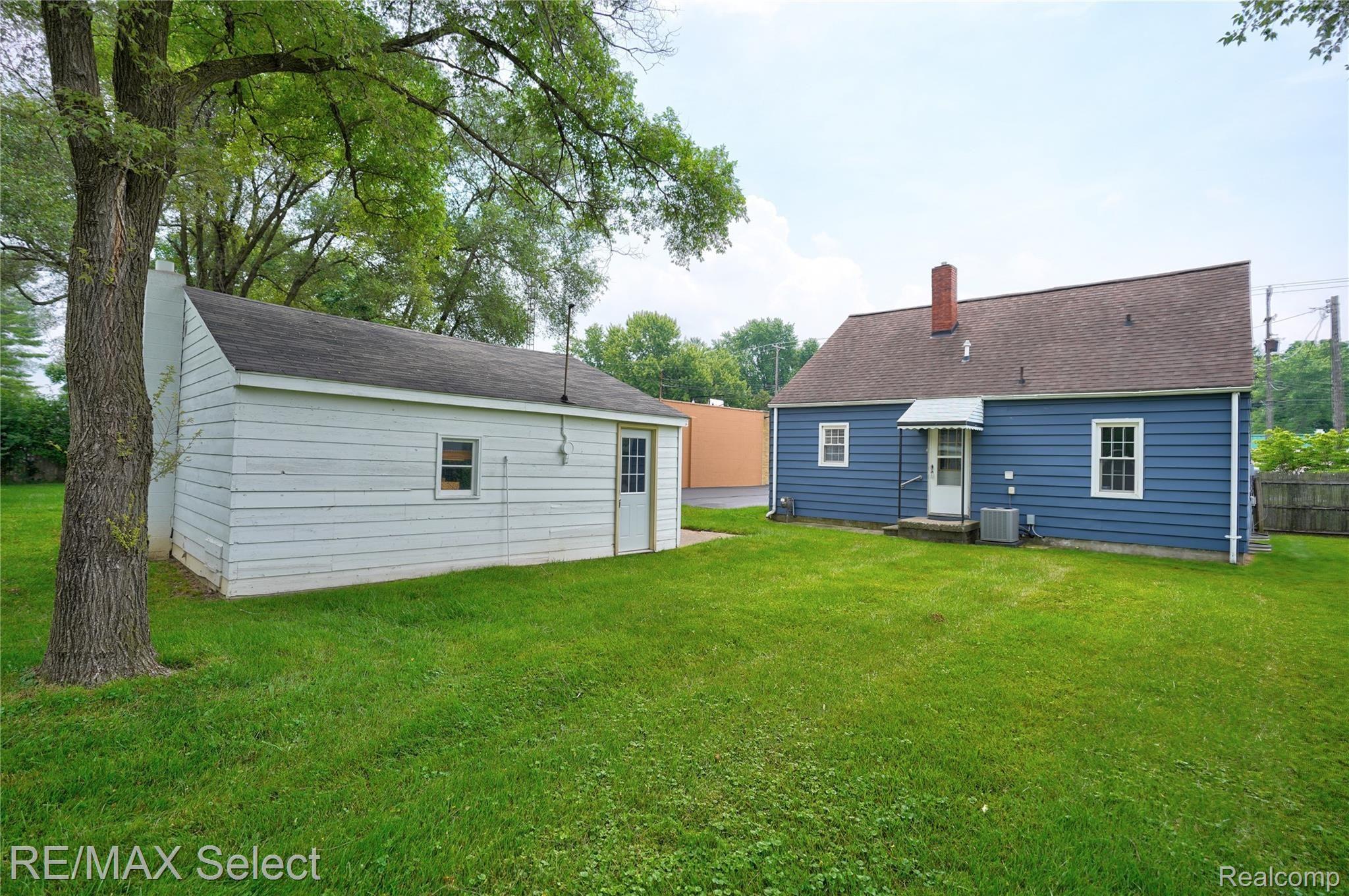 5317 Lapeer Road Burton, MI 48509 - Photo 6 of 39 5317 and 5319 Lapeer Rd 19.jpg