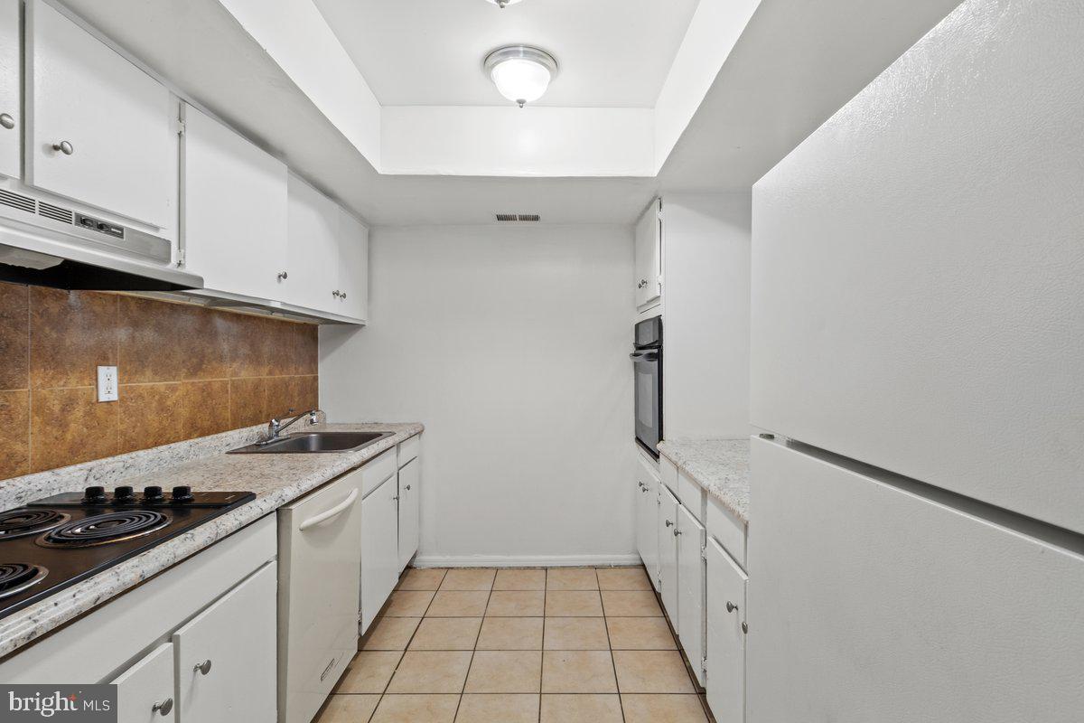 49 Fairmount Drive Willingboro, NJ 08046 - Photo 6 of 19 a kitchen with a stove and a refrigerator