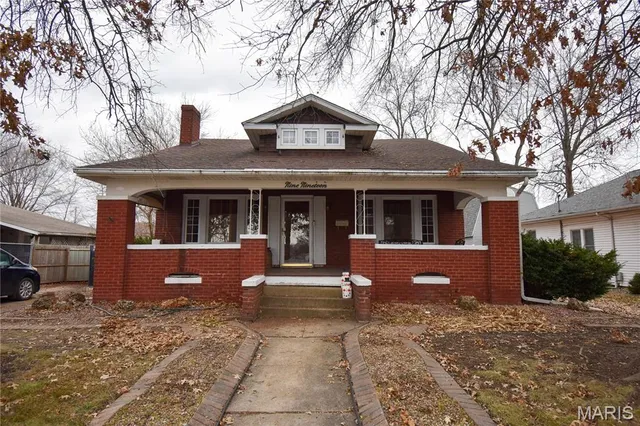 $225,000 | 919 West Henry Street, Staunton, IL 62088