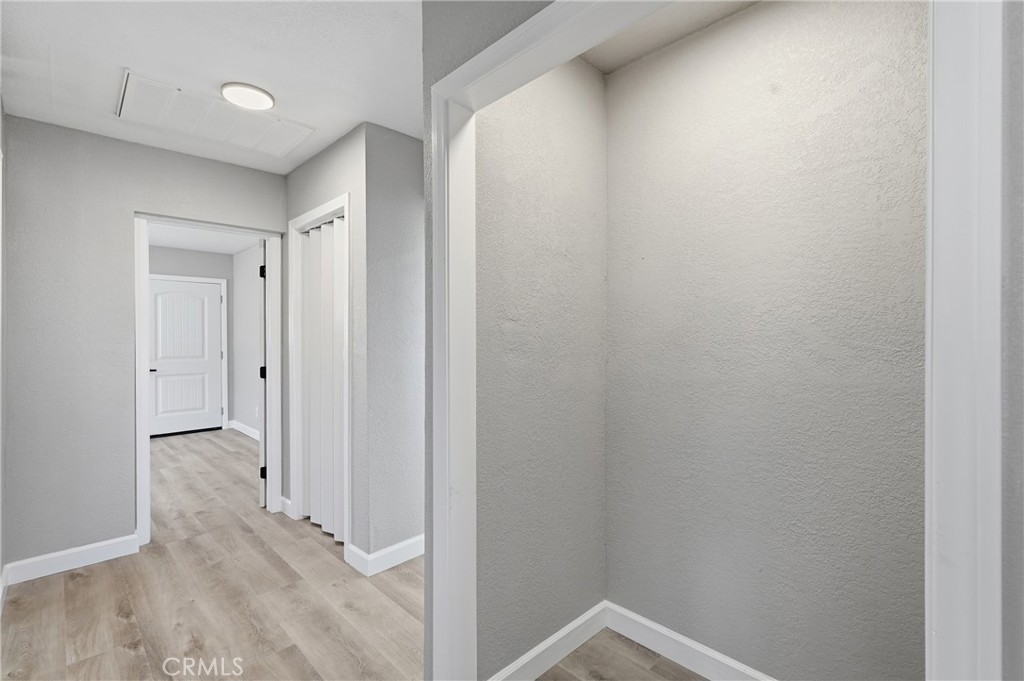 25735 Santa Rosa Road Apple Valley, CA 92308 - Photo 18 of 37 Hall & Laundry