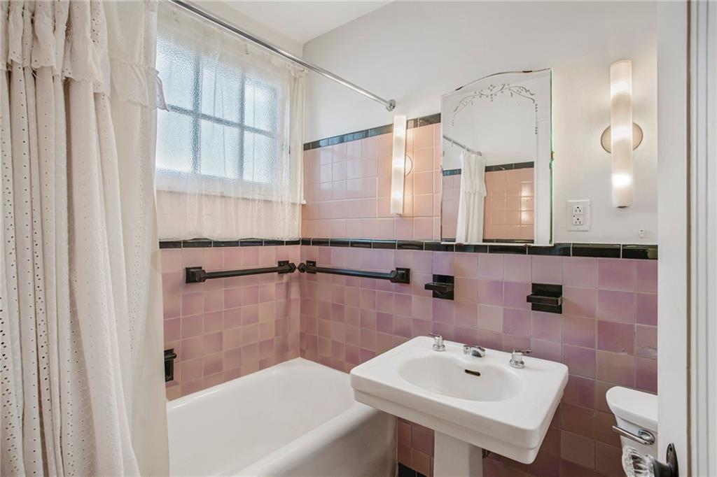 1232 Murdoch Road Pittsburgh, PA 15217 - Photo 22 of 38 a bathroom with a bathtub a sink and a mirror