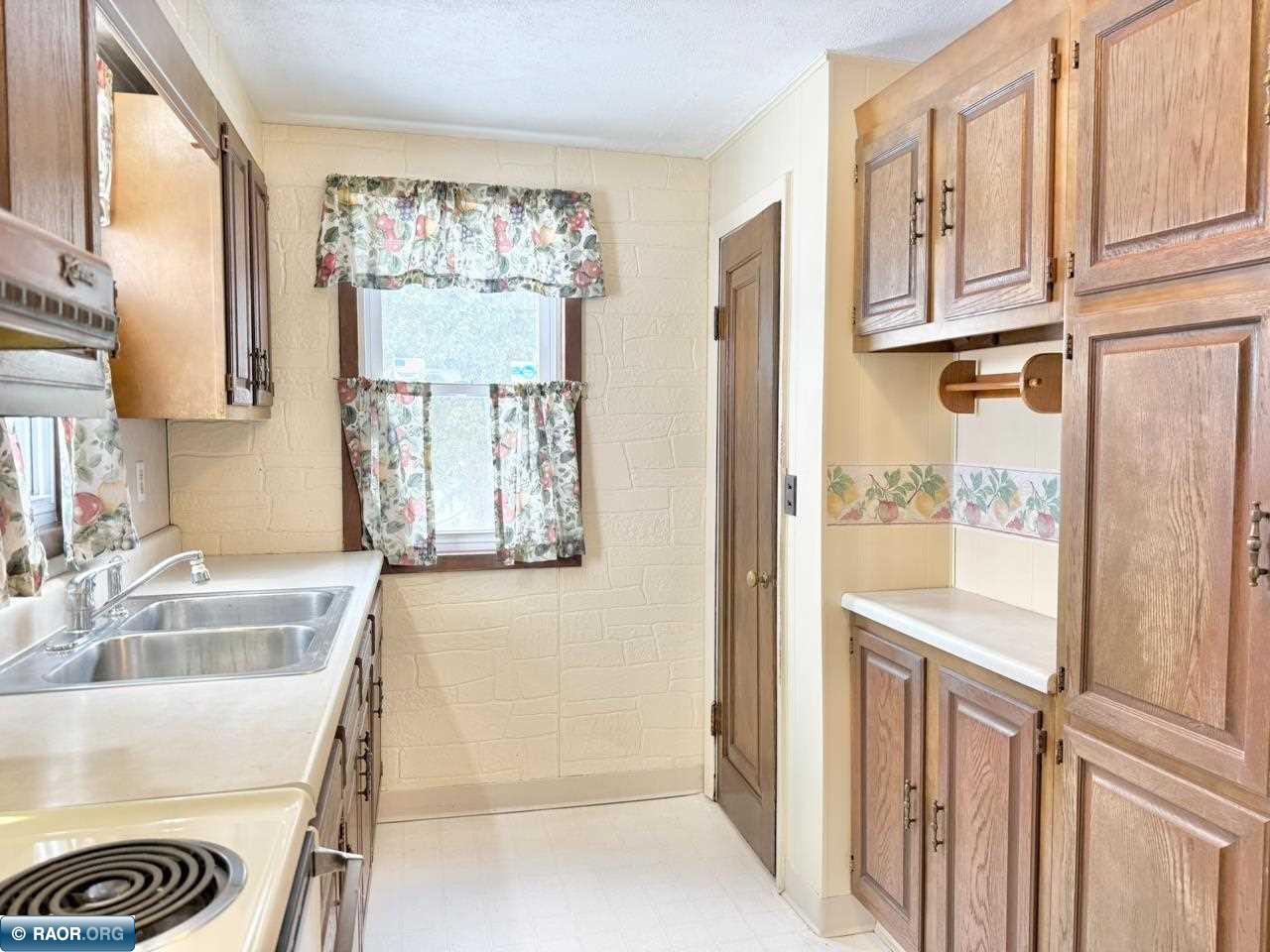 5495 Daffodil Avenue Virginia, MN 55792 - Photo 8 of 37