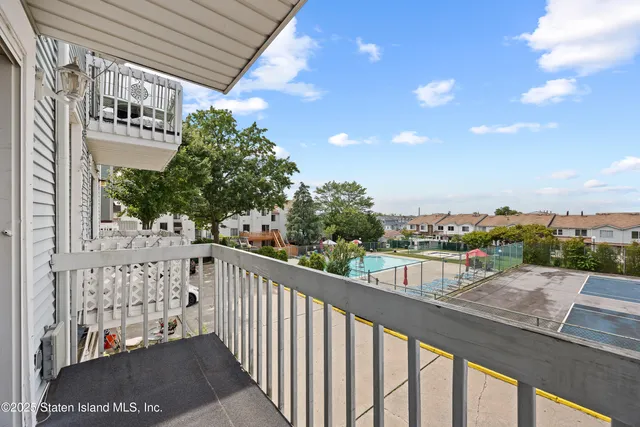 $588,000 | 38 A Country Drive East | New Springville