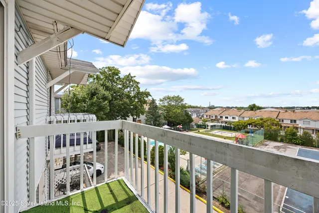 $588,000 | 38 A Country Drive East | New Springville