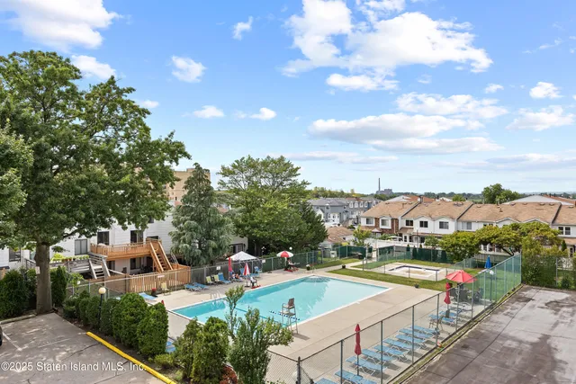 $588,000 | 38 A Country Drive East | New Springville