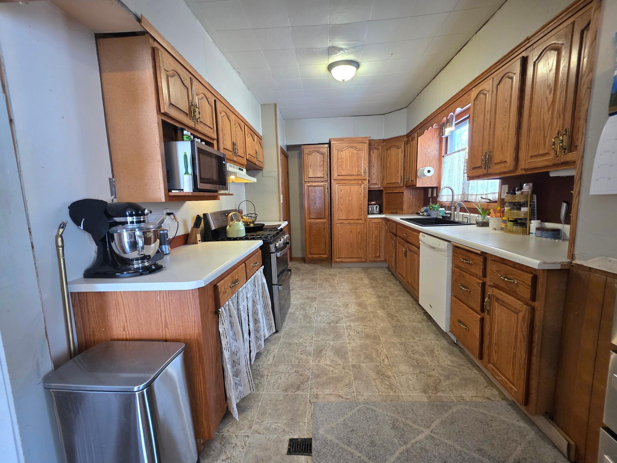 702 4th Street Southeast Pipestone, MN 56164 - Photo 5 of 33