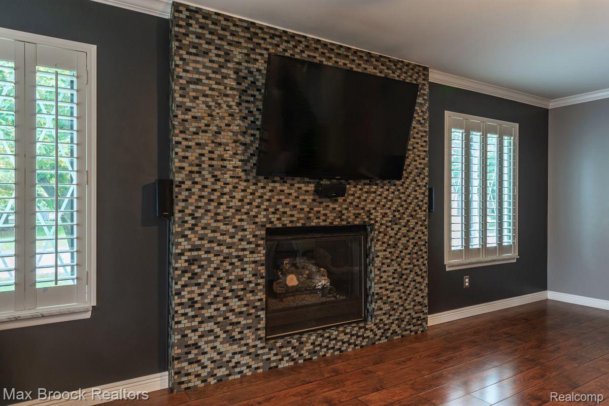 1898 Allenway Court Rochester, MI 48309 - Photo 9 of 33 Living Room with Gas Fireplace