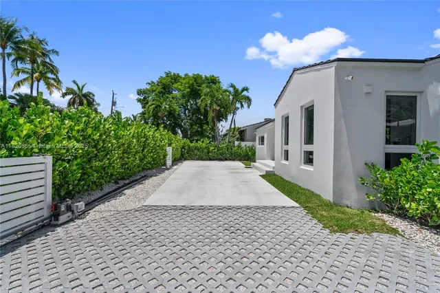 $3,900,000 | 9033 Emerson Avenue, Surfside, FL 33154