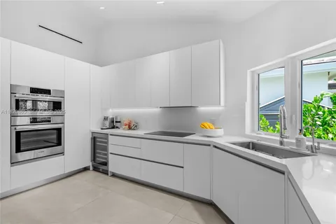 $3,900,000 | 9033 Emerson Avenue, Surfside, FL 33154