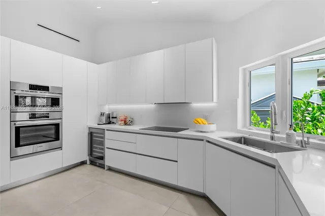 $3,560,000 | 9033 Emerson Avenue, Surfside, FL 33154