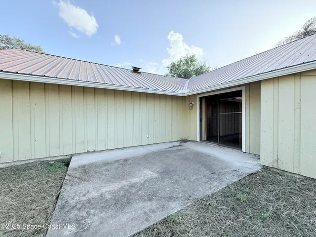 a view of a house with a yard and garage