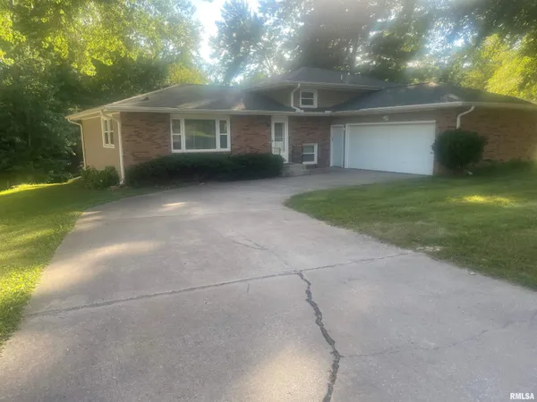 $215,000 | 206 Meadow Drive, Macomb, IL 61455